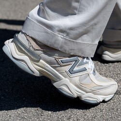 Il nous reste encore un peu de NB9060 ☁️⁠
⁠
Avec son style de "Dad shoes" futuriste, la NB9060 est une sneakers avant-gardiste doté d'une grosse semelle.⁠
⁠
Facile à porter dans ce coloris baptisé "Mindful Grey Surf"⁠
⁠
#newbalance #nb9060 #newbalance9060 #qln #nblifestyle #newbalancelifestyle #U9060MAC #whitesneakers #dadshoes #montpellier #mtpcity ⁠
⁠